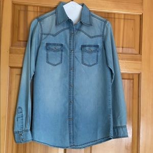 Light chambray wrangler blouse never worn has tags